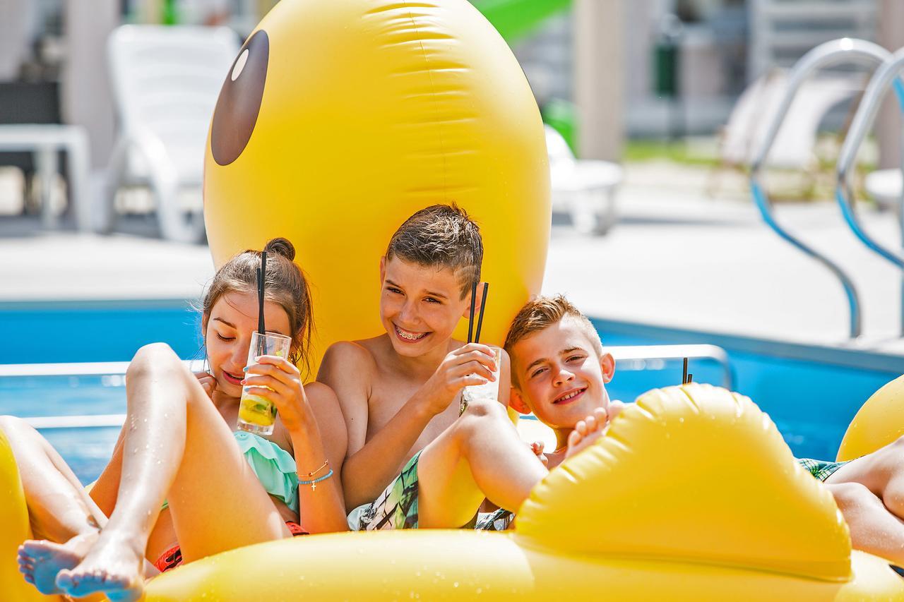 & - Calodniowe Animacje I Podgrzewany Basen W Cenie 3* Pobierowo